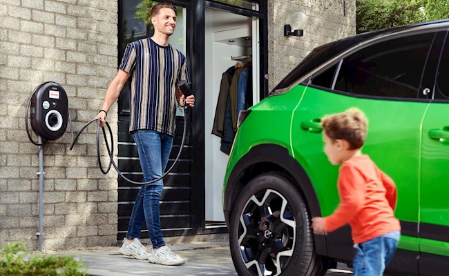 Vader en kind bij elektrische auto 